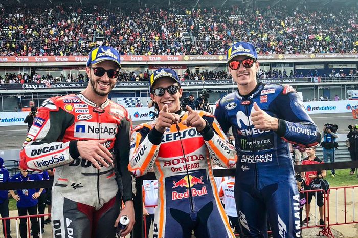 Marc Marquez (tengah) rayakan kemenangan MotoGP Thailand bersama Andrea Dovizioso dan Maverick Vinales di hadapan penonton yang memadati ribun utama sirkuit Chang, Buriram
