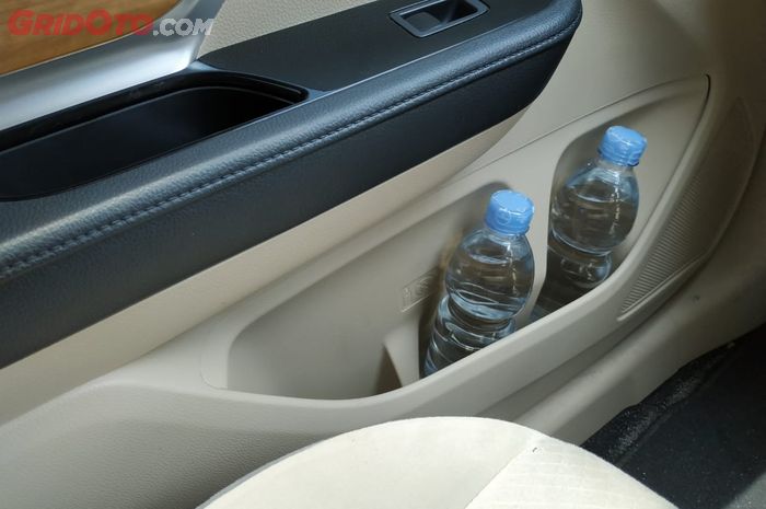 Door trim Mitsubishi Xpander bisa memuat dua botol sekaligus