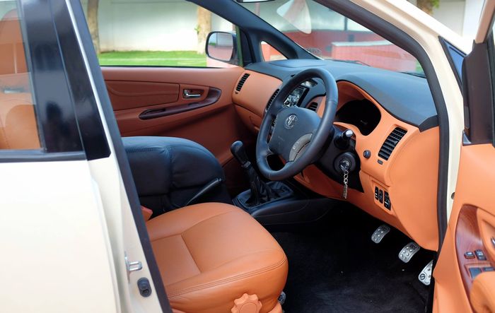 Interior Toyota Kijang Innova ini dibungkus coklat