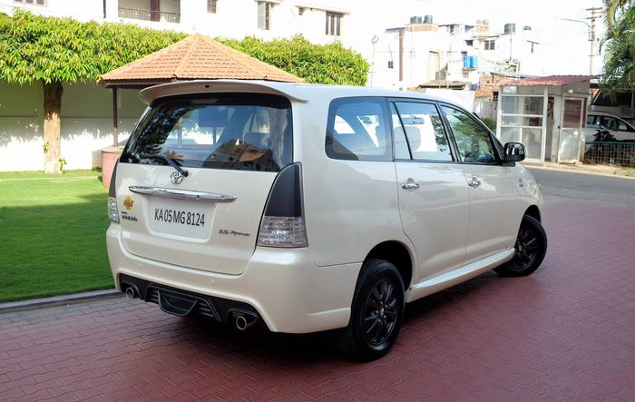 Tampilan belakang modifikasi Toyota Kijang Innova