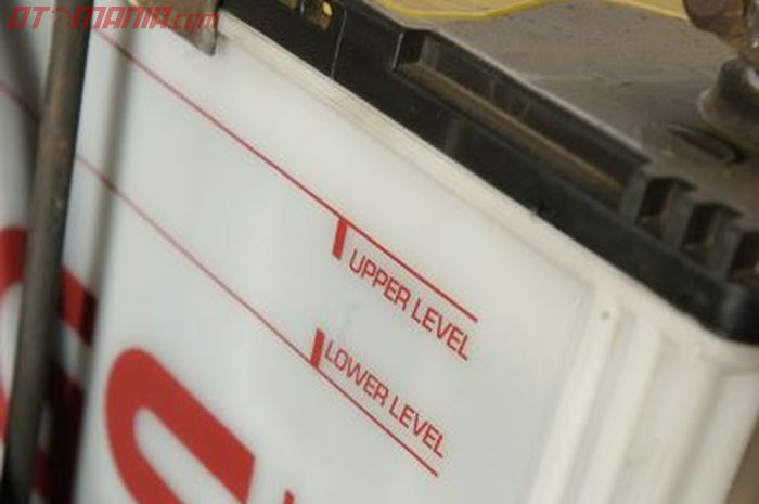 Untuk aki basah, selalu cek level air aki sebelum mobil digunakan. Pastikan air aki selalu berada di upper level