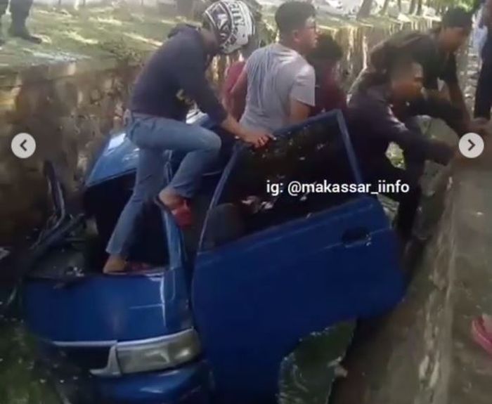 Detik-detik warga selamatkan pengemudi Suzuki Carry pikap yang terjun ke dalam selokan