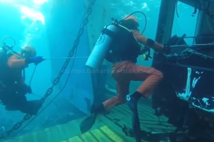 Proses pengikatan bus agar tidak bergoyang-goyang saat proses evakuasi KM Lestari maju yang karam di Sulawesi Selatan