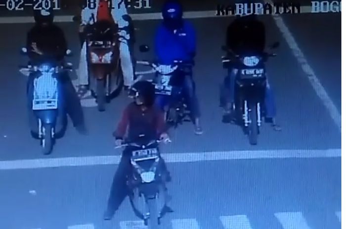 Biker berhenti di depan garis henti
