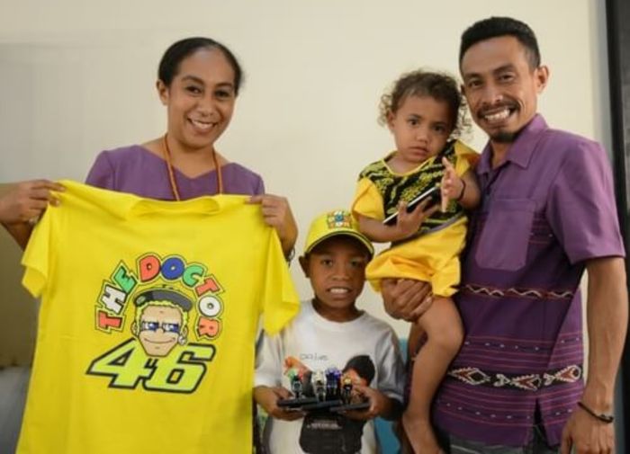Rivaldy dan keluarga menerima cinderamata dari Yamaha Indonesia
