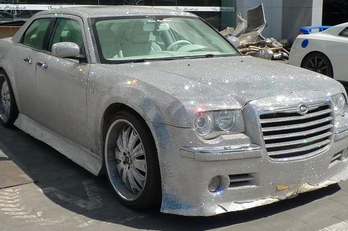 Chrysler 300 pakai kelir bertatahkan batu permata