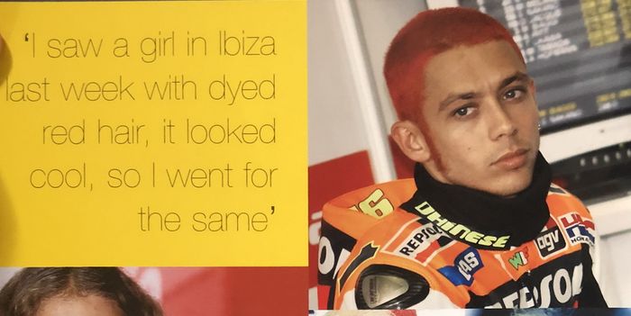 Valentino rossi dengan rambut yang dicat warna merah
