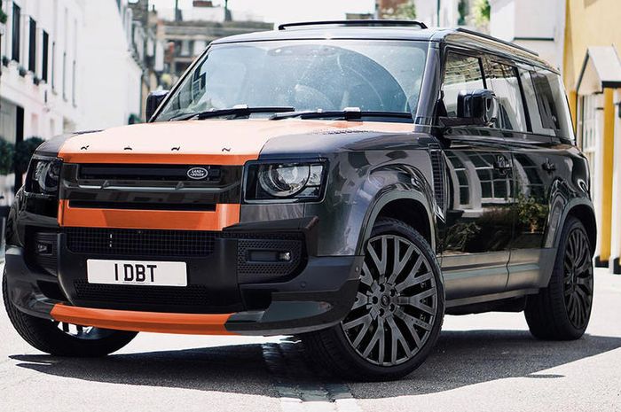Land Rover Defender hadir dalam balutan warna hitam dan aksen oranye