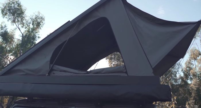 Tenda tambahan di bagian atap