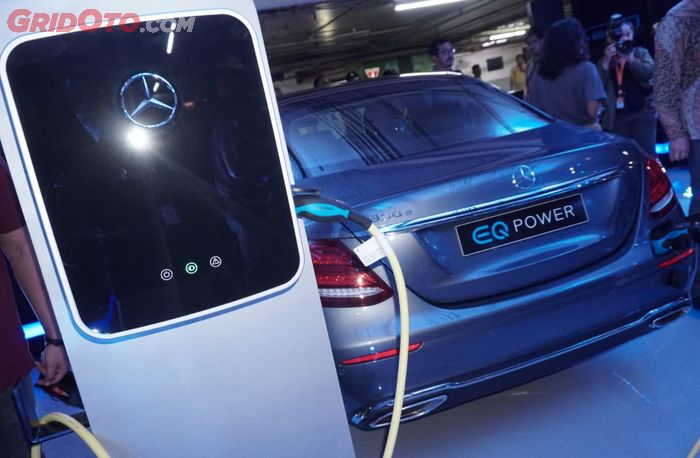 Terdapat 2 Wallbox dengan daya 3,7 kW untuk mengisi daya pada mobil elektrik Mercedes Benz