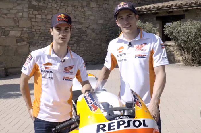 Dani Pedrosa (kiri) dan Marc Marquez (kanan) melakukan review dari tiga produk Honda