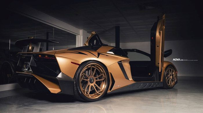 Tampilan samping Lamborghini Aventador pakai kelir emas