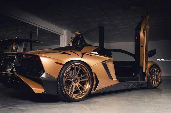 Tampilan samping Lamborghini Aventador pakai kelir emas