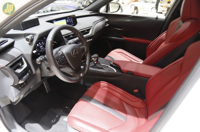 Interior Lexus UX F SPORT dengan warna Flare Red