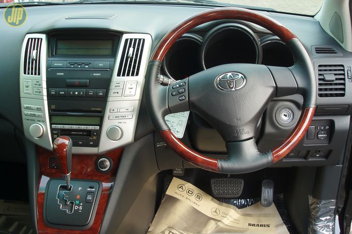 Toyota Harrier AIRS 2003. Interior