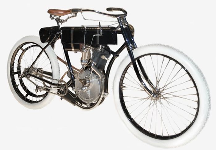 Contoh motor berpedal kayu dengn knalpot underbelly, yakni Harley-Davidson Model 1