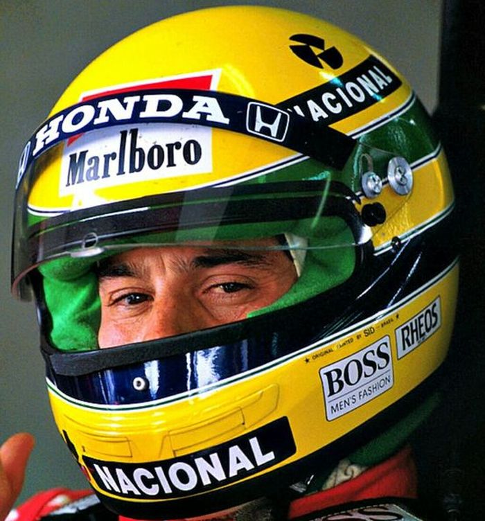 Helm warna kuning yang ikonik dipakai Ayrton Senna saat di tim McLaren