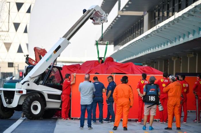 Mobil Ferrari SF90 milik Charles Leclerc diangkut truk usai kecelakaan dalam tes F1 Abu Dhabi hari Rabu (4/12/2019)