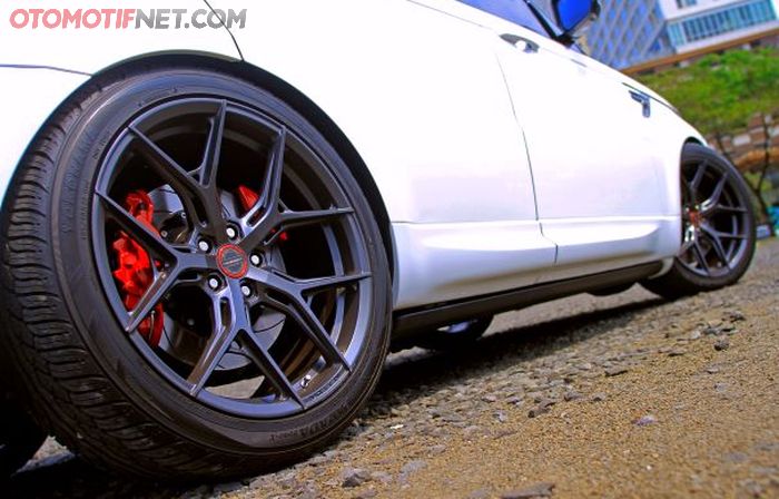 Pelek Vossen HF5 dengan finishing gloss black, mewah banget!