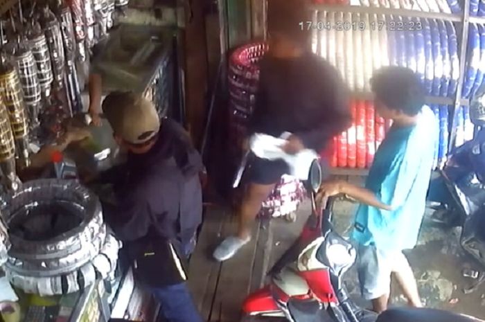 Pemotor ngamuk pukul penjaga toko spare part di Bekasi.