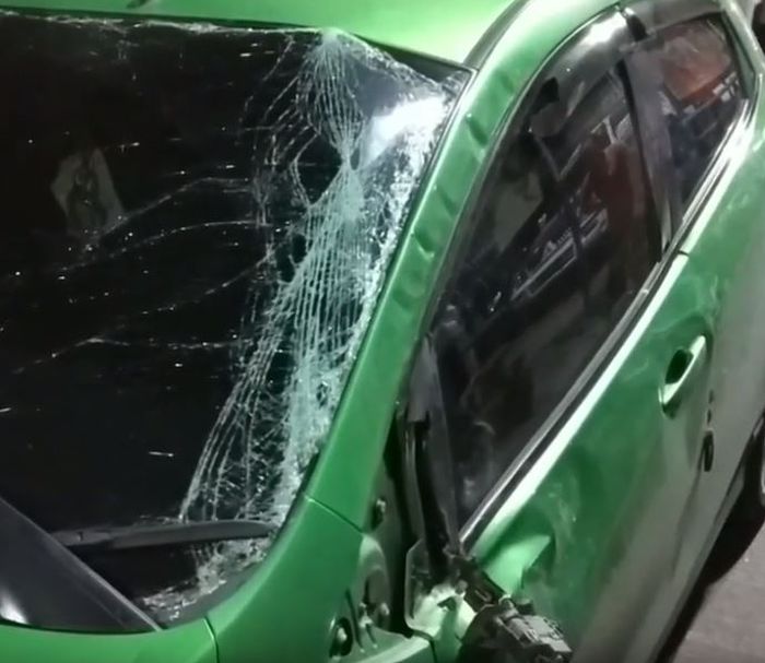 efek kejatuhan pelat baja yang menimpa Mazda2