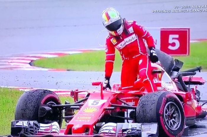 Roda belakang mobil Sebastian Vettel sampai terangkat ke atas.