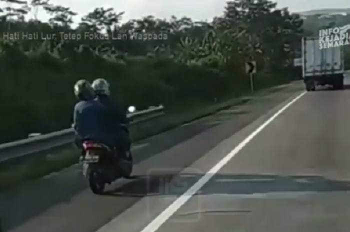 Pemotor masuk jalan tol 