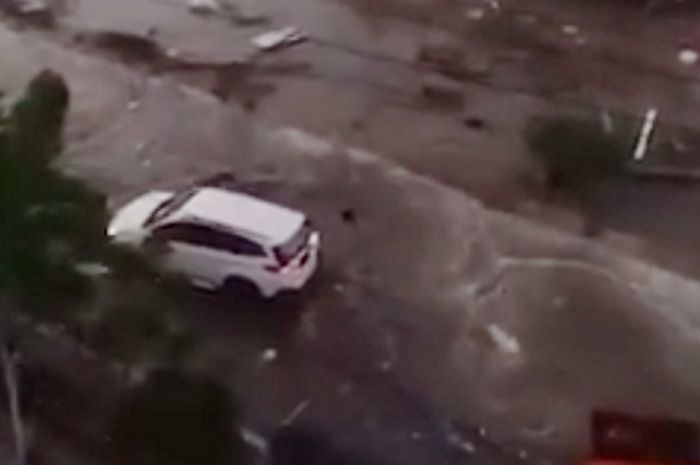 detik-detik mobil diduga Terios atau Rush tersapu tsunami Palu