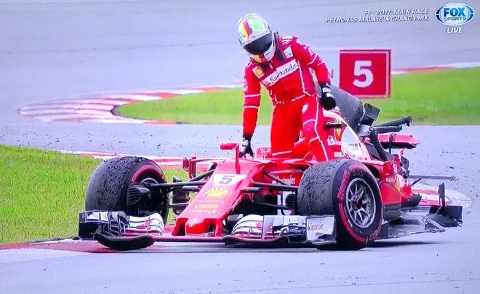 Pada paruh musim kedua, Sebastian Vettel lebih banyak sial, seperti di GP F1 Malaysia ini mobilnya rusak setelah senggolan dengan pembalap lain padahal balapan sudah selesai 