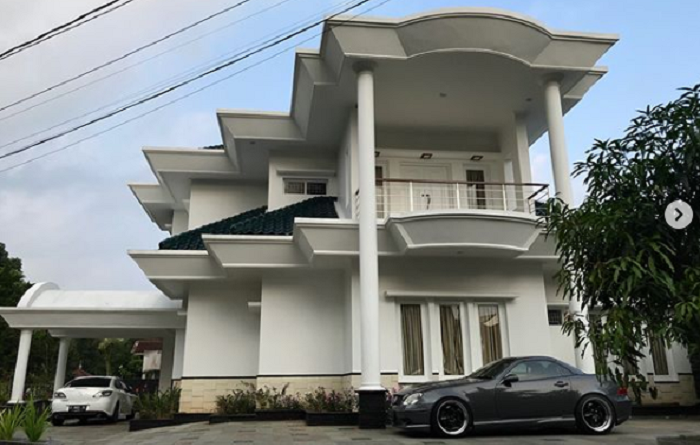 Penampakan rumah mewah Desy Ratnasari dengan mobil-mobil yang terparkir rapi