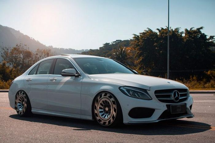 Modifikasi Mercedes-Benz C250 elegan bergaya stance dengan kaki-kaki statis