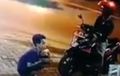 Video Gelagat Pencuri Motor di Gresik yang Terekam CCTV, Enggak Nyangka Kalau Lihat Tampangnya