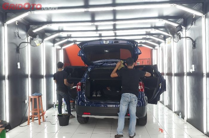 Proses coating dan detailing pada kendaraan butuh banyak cahaya