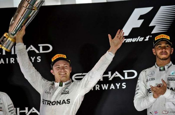 Nico Rosberg (kiri) juara dunia Formula 1 2016 dan rekannya Lewis Hamilton (kanan)