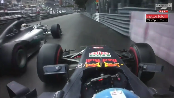 Lewis Hamilton (kiri) menutup jalan Daniel Ricciardo di F1 Monako 2016