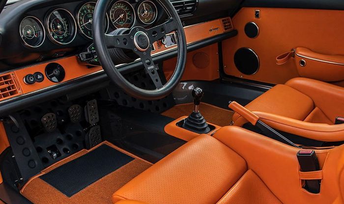 Kabin Porsche 911 Targa dengan kombinasi warna oranye dan hitam