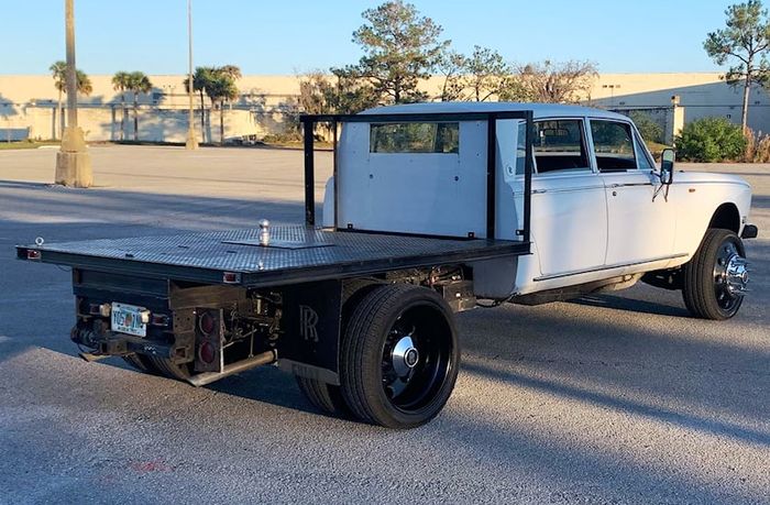 Mobil derek Rolls-Royce Silver Shadow pakai sasis pikap Chevrolet tua