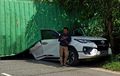 Tragis, Setelah Hyundai Palisade Giliran Toyota Fortuner Tertimpa Kontainer