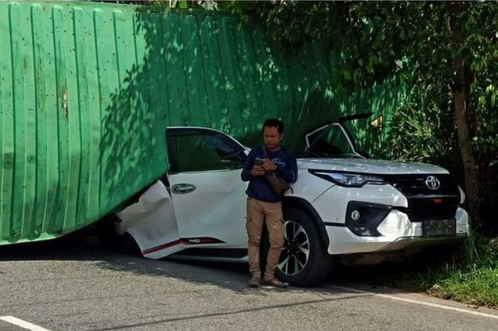 Toyota Fortuner tertimpa kontainer di Sungai Ulin, Banjarbaru, Kalimantan Selatan
