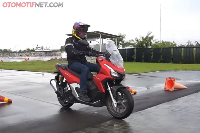 Test ride Honda ADV 160 oleh OTOMOTIF TV saat perilisan secara nasional