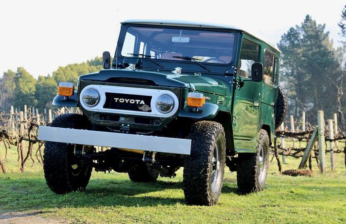 Tampilan depan Toyota Land Cruiser FJ40 hasil karya Legacy Overland