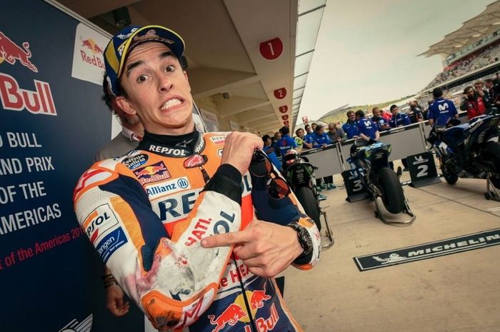 Marc Marquez menunjuk wearpack bagian siku yang rusak setelah crash di COTA