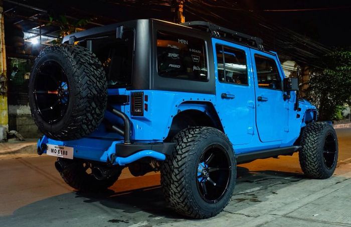 Tampilan belakang modifikasi Jeep Wrangler berkelir biru