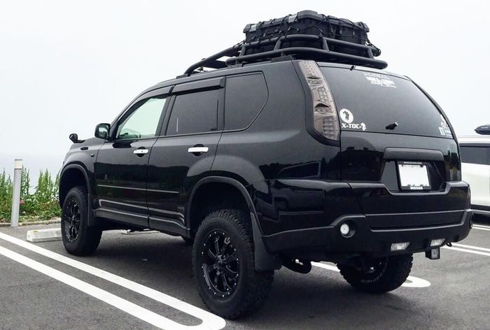 Nissan X-Trail dibuat jinjit 6 Inci dan ditopang pelek 17 inci