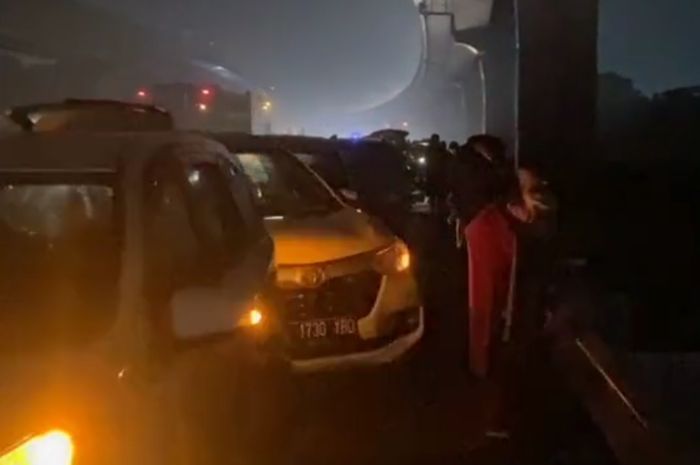 Puluhan mobil berhenti di bahu Jalan Tol Jakarta - Cikampek karena pecah ban dan kerusakan velg, Minggu (7/2/2021)