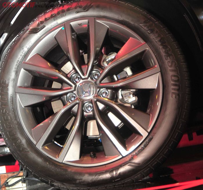 Pelek dengan desain sporty dengan lingkar R18.