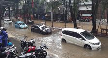 NIh! Sembilan Hal Harus Diperhatikan Ketika Mobil Menerjang Banjir