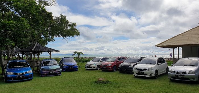 Deretan mobil para member Toyota Etios Valco Club Indonesia (TEVCI) di Anyer, Banten