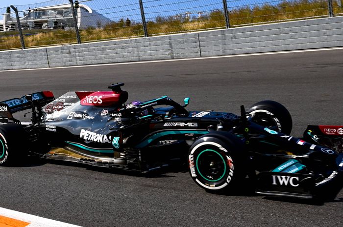 Lewis Hamilton ungguli Max Verstappen dengan selisih hanya 0,097 detik pada FP1 Belanda 2021. 