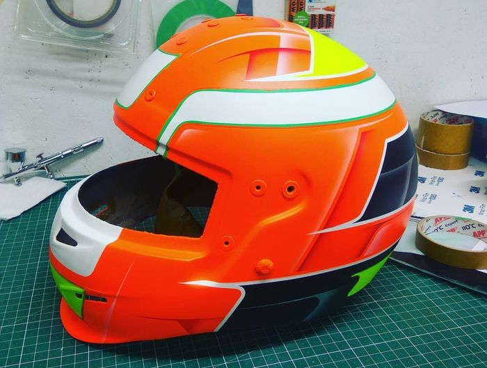 Ilustrasi airbrush helm dengan grafis simpel dan warna cerah